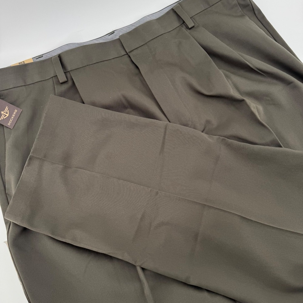 Dockers D3 Classic Fit Pleated Khaki Pants Mens W44 L30 Never Iron Olive Green - Picture 1 of 11